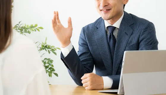 男性のカウンセラー